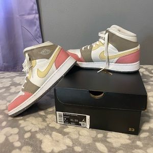 Air Jordan 1 Mid SE